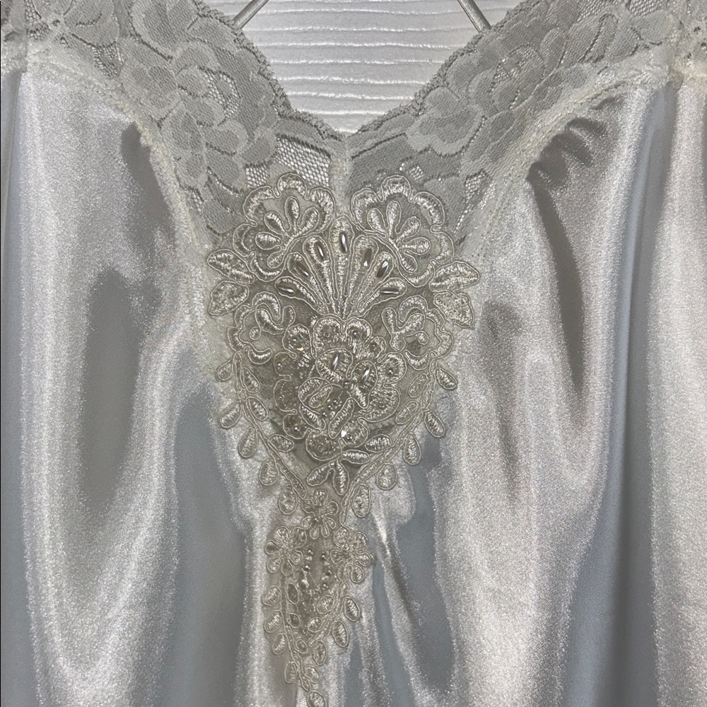 Elegant White Lace Women's Bridal Nightgown & Robe Set - Picture 2 of 10